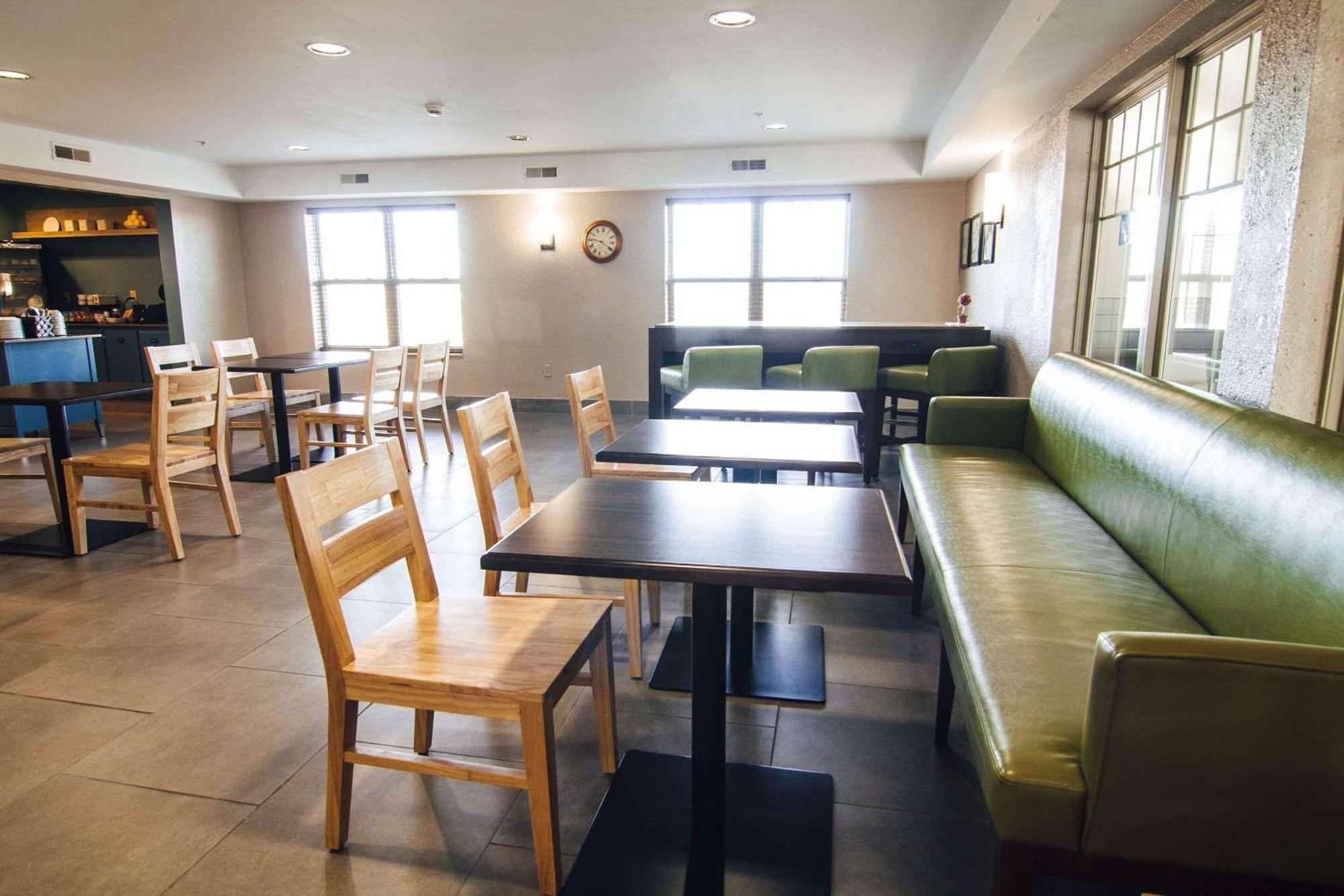 Country Inn & Suites By Radisson, Stockton, Il Buitenkant foto